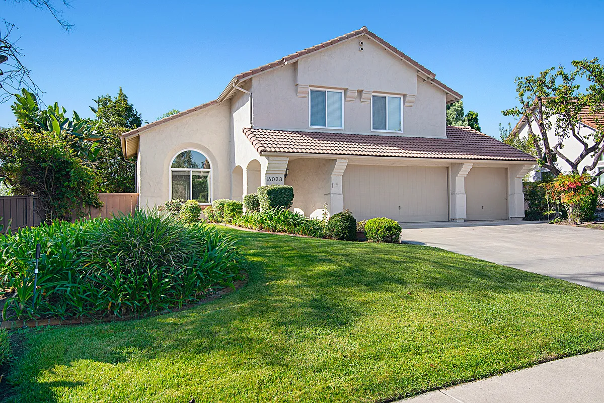 4 bed, 2.5 bath, 2070 sqft, $4,900 — Photo 1