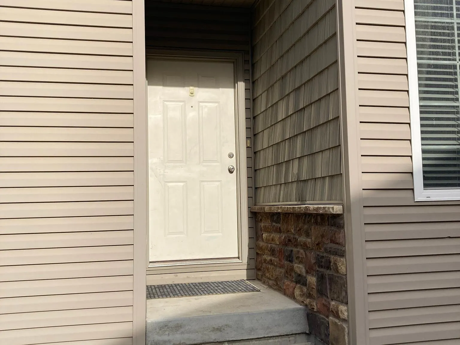 4 bed, 3.5 bath, 1574 sqft, $2,400 — Photo 2