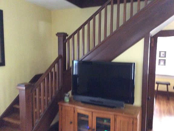 3rd image of 925 Locust St NE