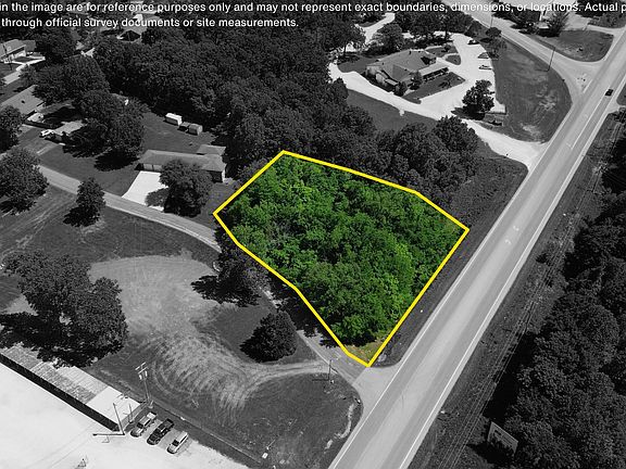 2nd image of 3010 Woodland Dr