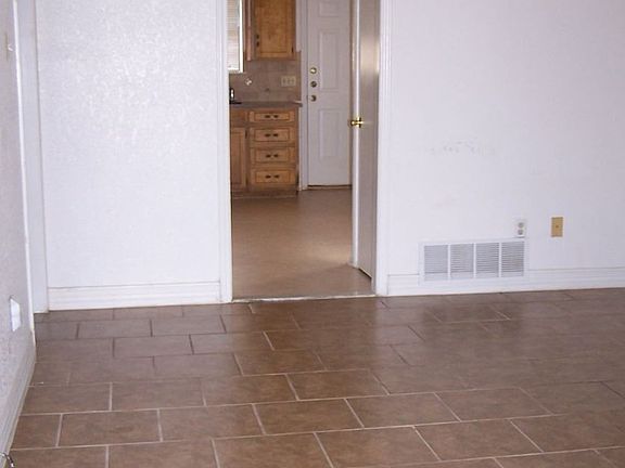 3rd image of 205 Horseshoe Dr #B