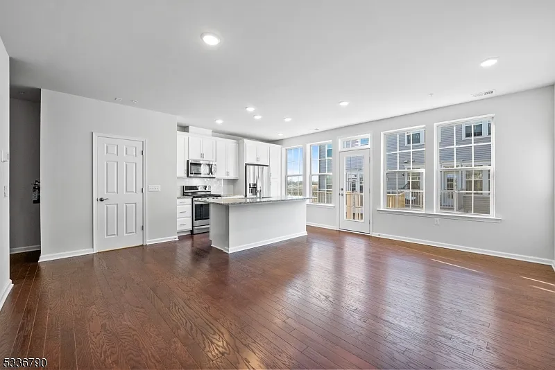 3 bed, 2.5 bath, 1654 sqft, $3,800 — Photo 3