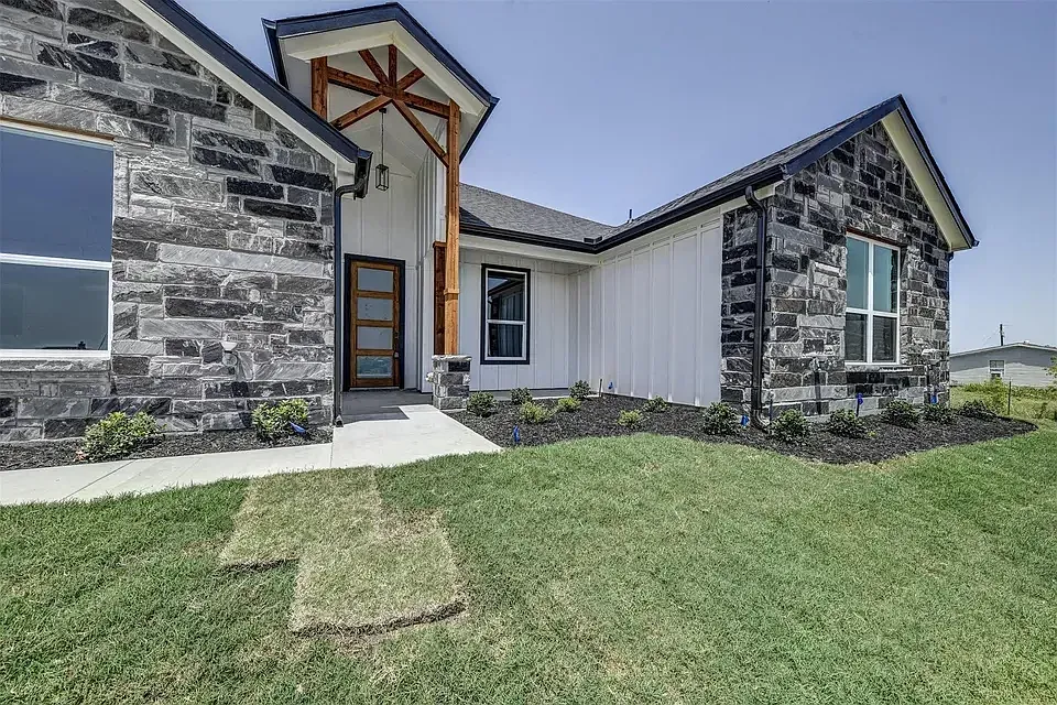 4 bed, 1982 sqft, $4,195 — Photo 2