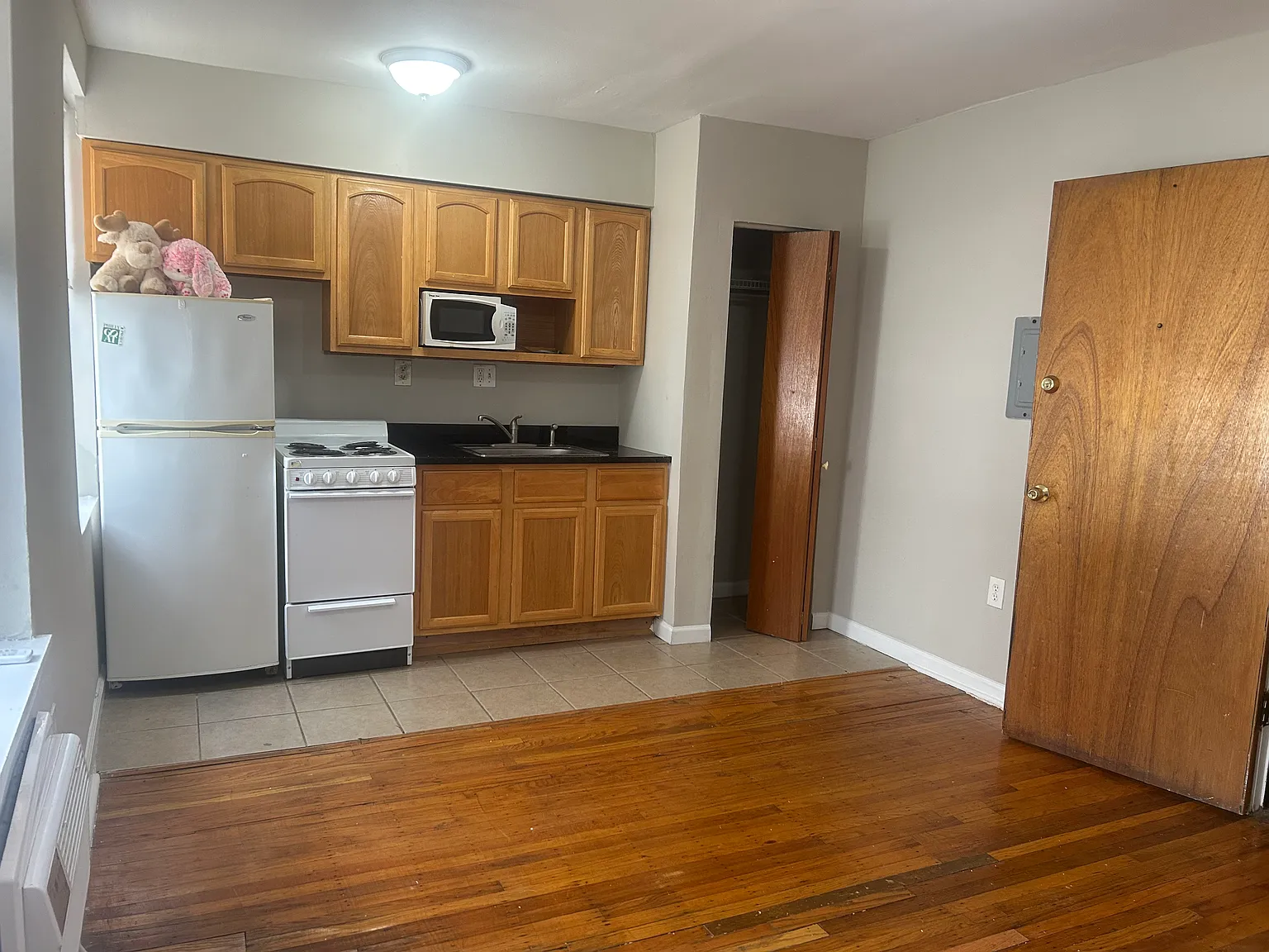Studio, $990 — Photo 3