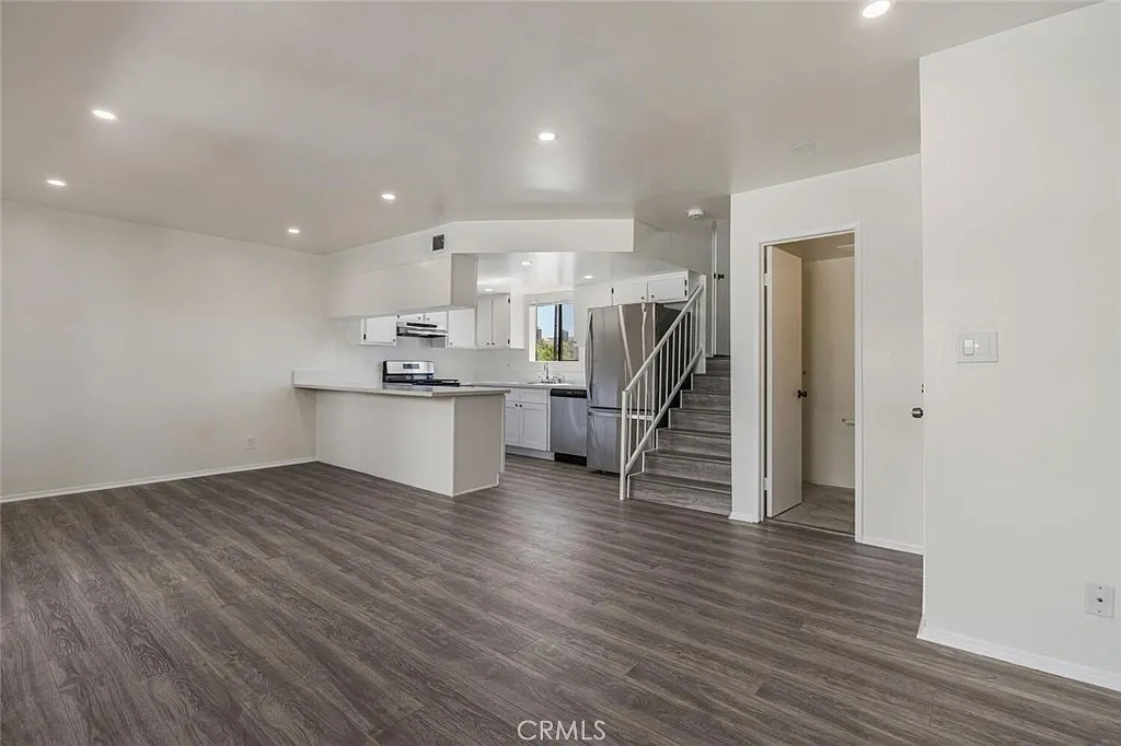 2 bed, 1.5 bath, 1030 sqft, $3,300 — Photo 2