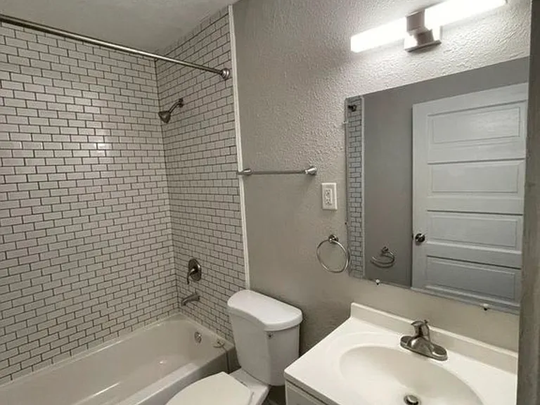 1208 Summit St — Photo 8