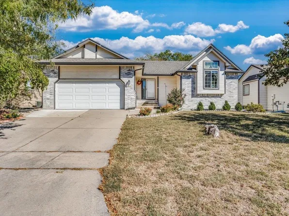 2806 N Edgemoor Cir, Wichita, KS 67220