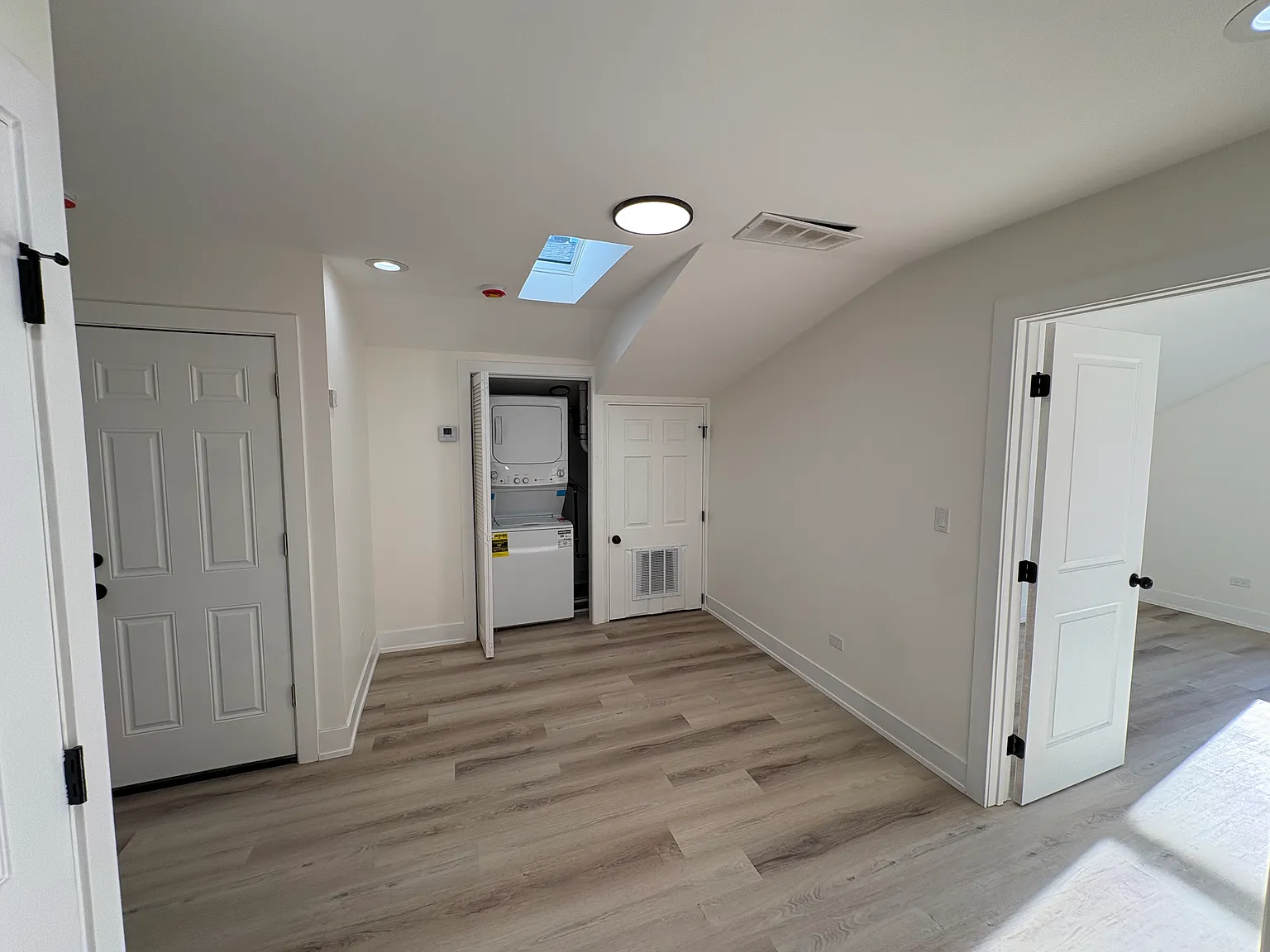3 bed, 1050 sqft, $2,500 — Photo 4