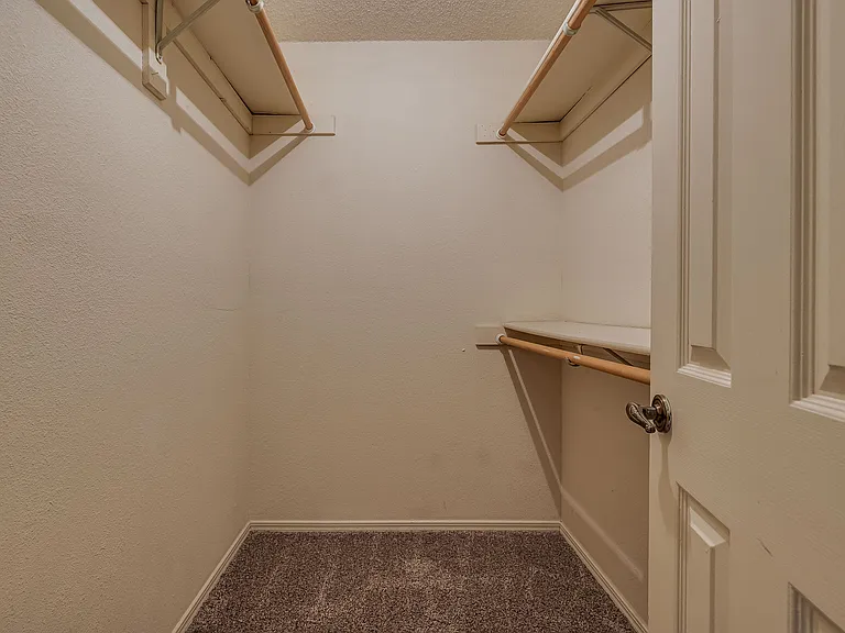 Lexington Commons - Walk-In Closet