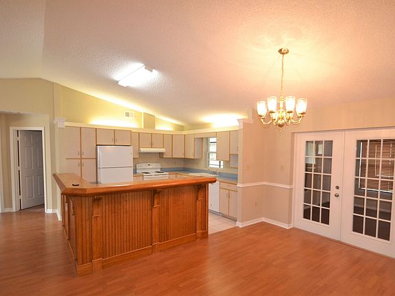 3rd image of 16122 Hillside Cir