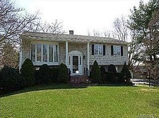 14 Vivian Ln, Lake Grove, NY 11755