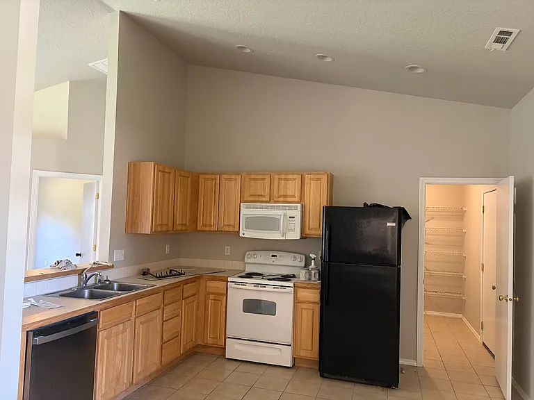 119 Midvale Ave — Photo 3