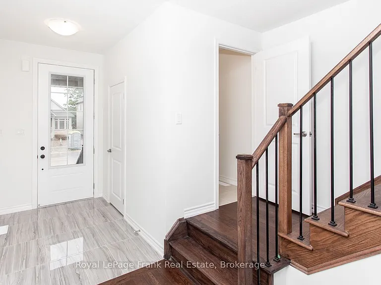 5 Hennessey Cres — Photo 3