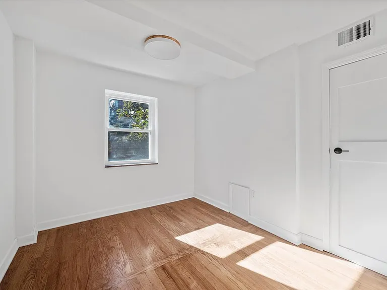 Colonial Terrace — Photo 24