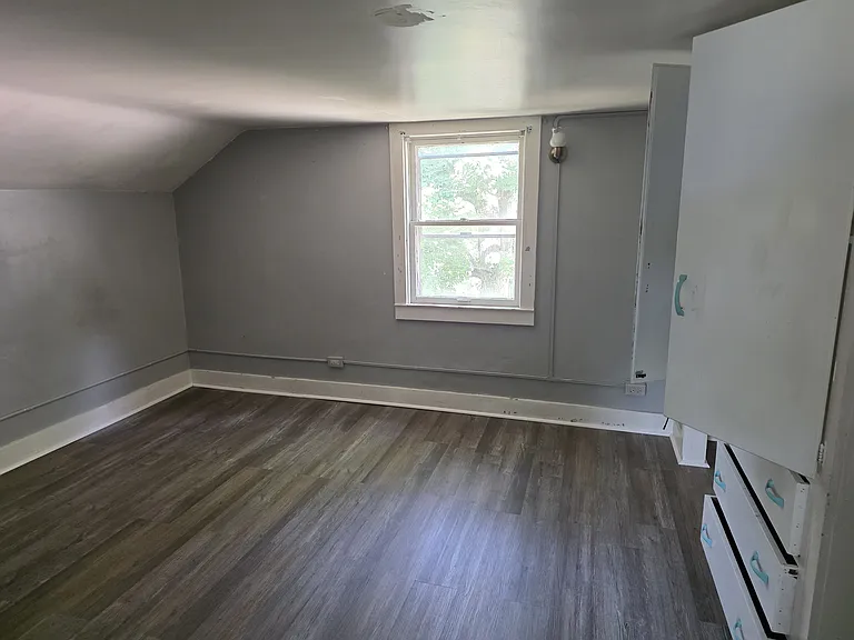 406 S Elm St — Photo 7