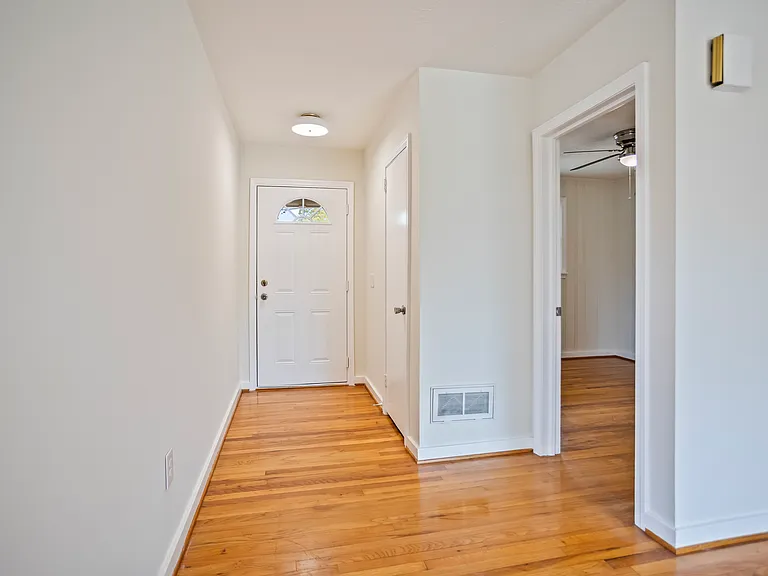 1831 Courtney Dr — Photo 2