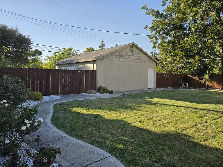 2025 Flowers St — Photo 8