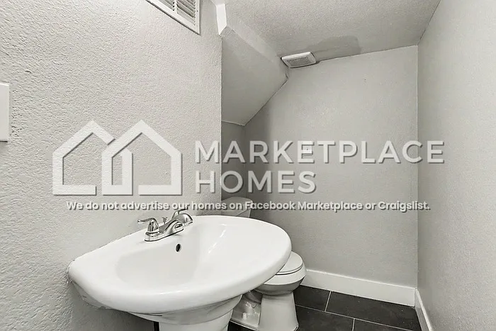 520 Englewood St — Photo 9