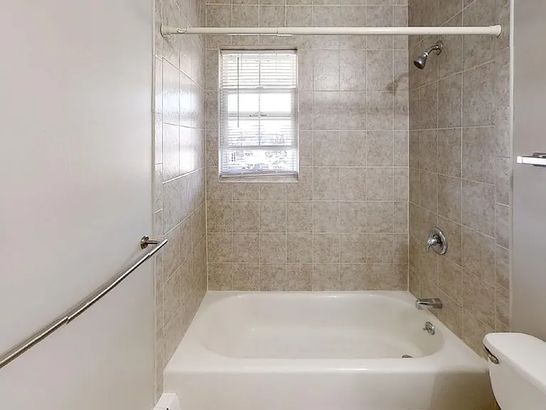2005rt27llc - Fox & Foxx Brookview At Edison — Photo 3
