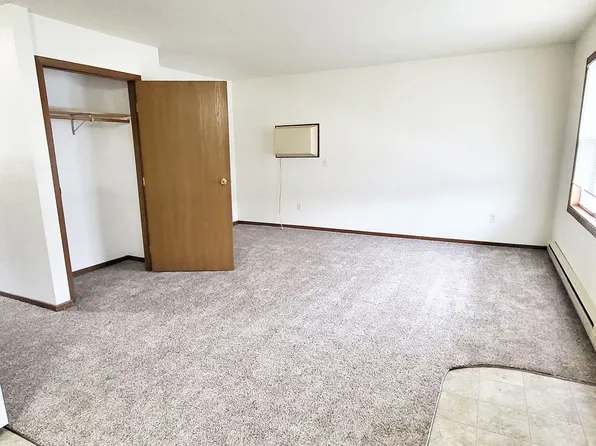 2206 8th Ave NW, 2206 8th Ave NW APT 5, East Grand Forks, MN 56721