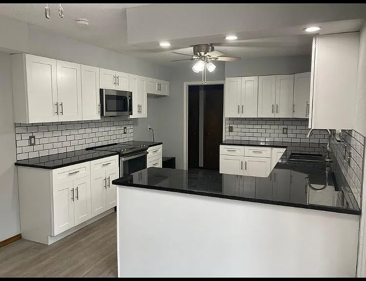 1216 Briarwood Dr — Photo 3