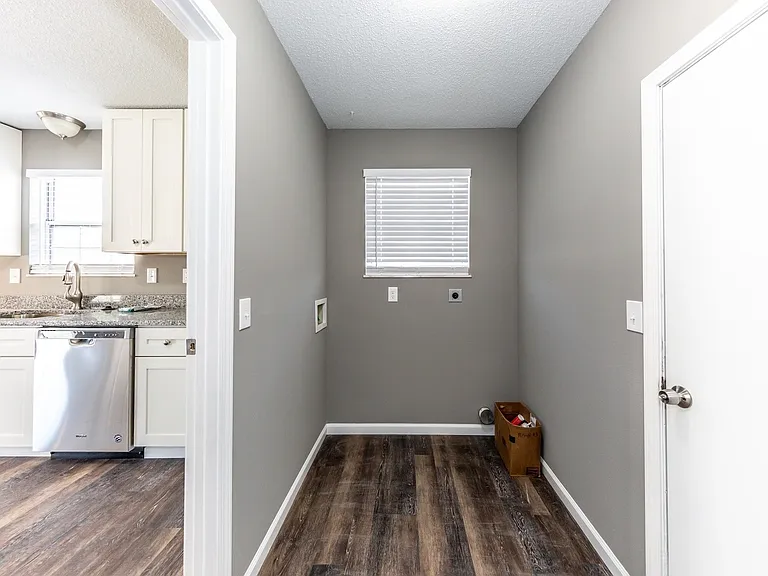 1113 S Walnut St — Photo 13