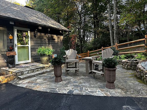 Front patio with fire pit 