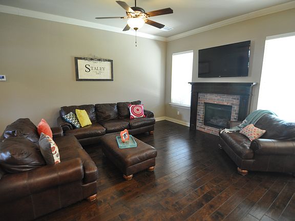 3rd image of 605 Lindsey Ln