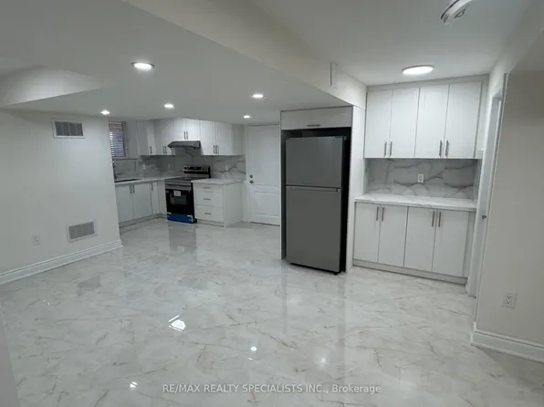7 Buttonwood Rd, Brampton, ON L6P 4J9
