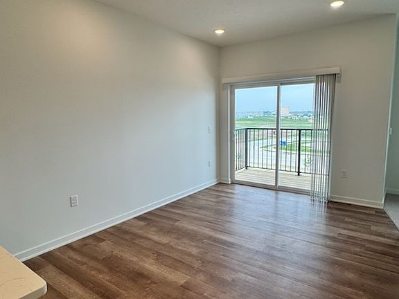 4th image of 10817 S 197th St #105