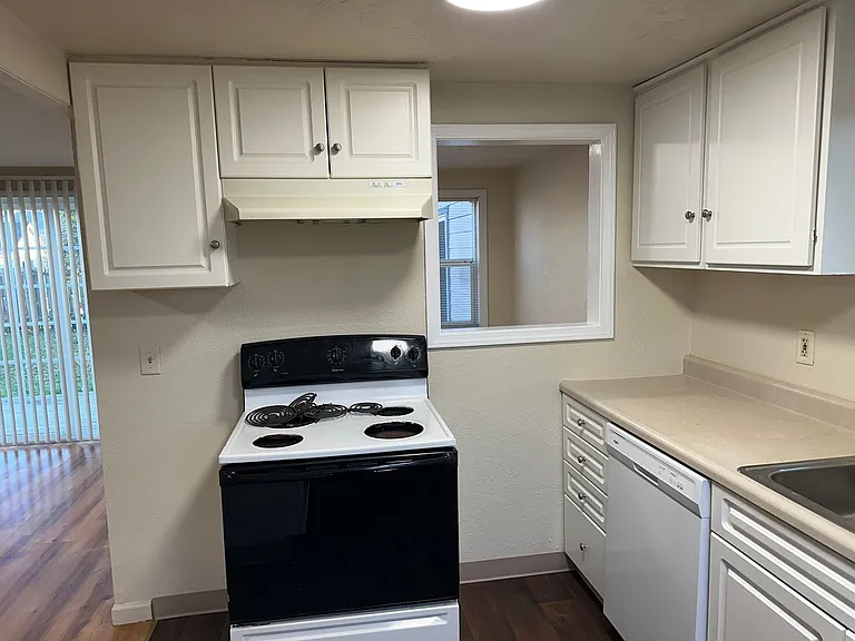 290 N 19th St — Photo 10