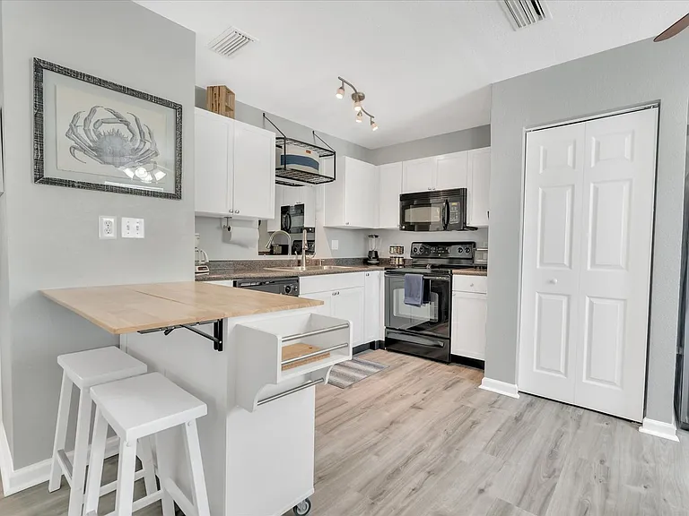 102 Pompano Dr SE #C — Photo 15