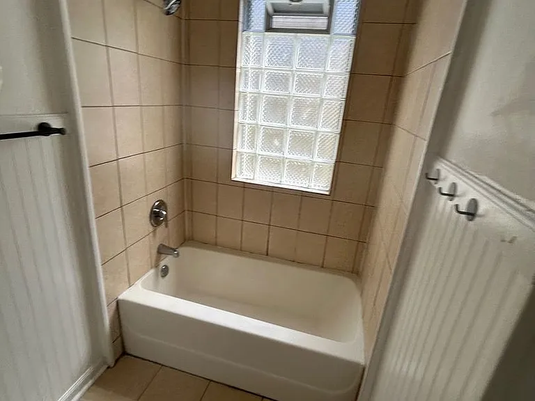 2536 N Oakland Ave — Photo 7