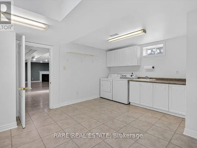 1069 Corrie St — Photo 10