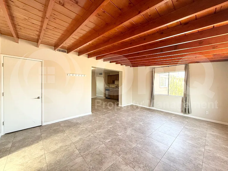 445 E Beatryce St — Photo 8