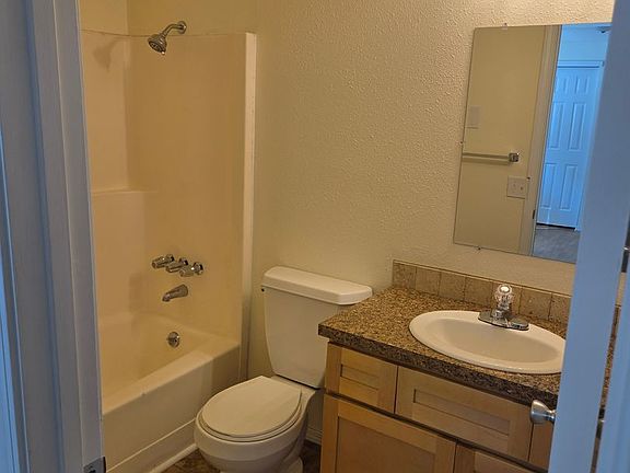 5th image of 326 Stanford Dr #2