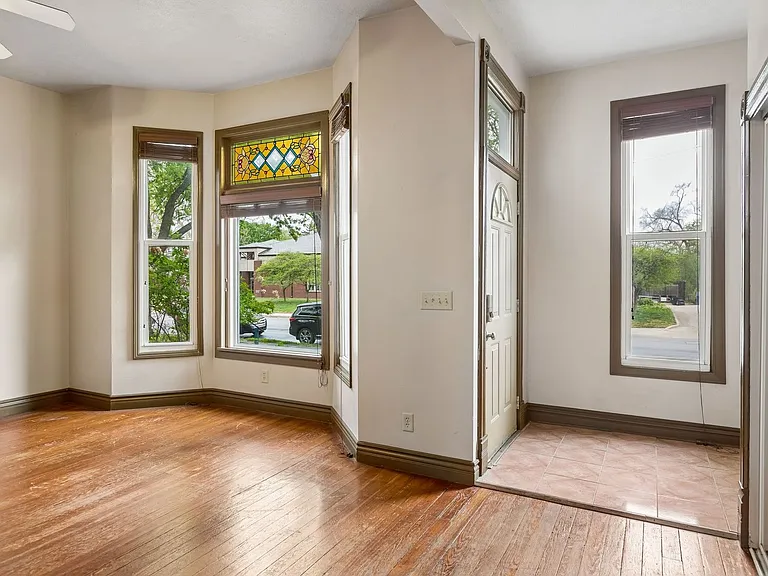 1315 S 32nd St — Photo 3