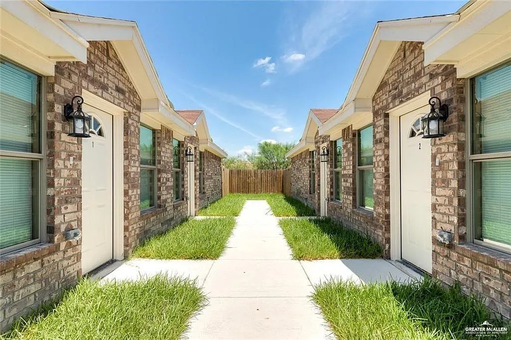 2 bed, 1.0 bath, 3808 sqft, $1,100 — Photo 1