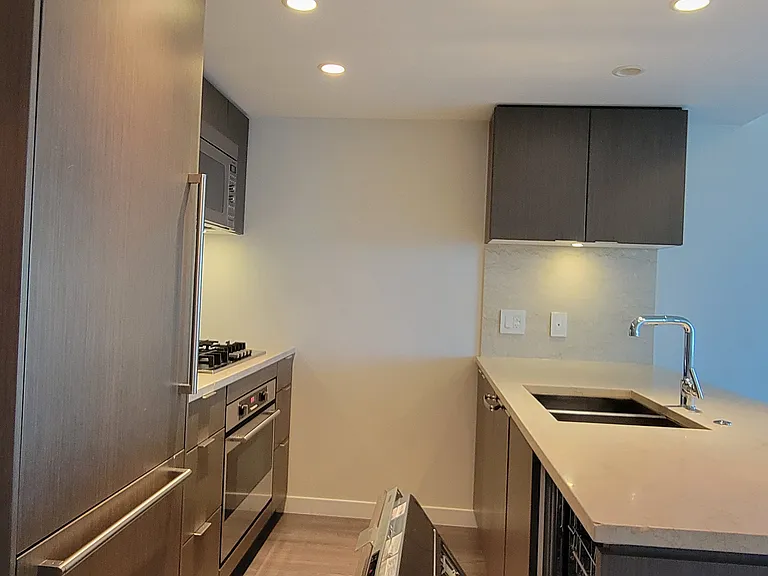 112 E 13th St #605 — Photo 19