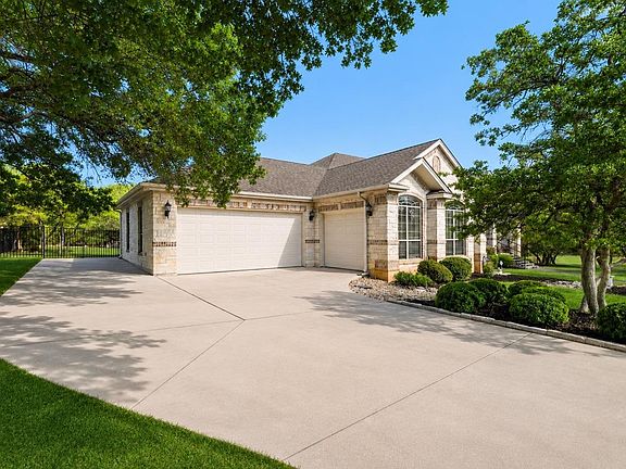 3rd image of 205 W Majestic Oak Ln