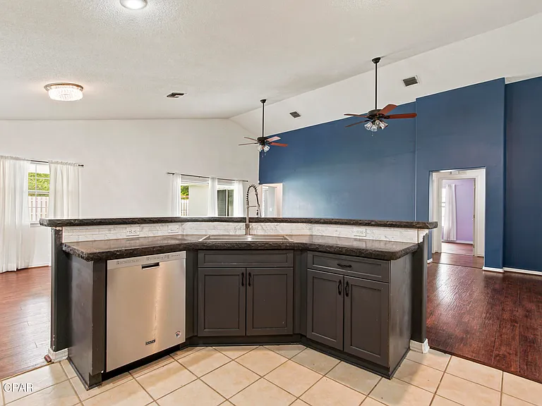 211 Biltmore Pl — Photo 4