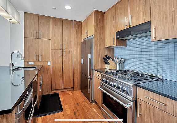 4th image of 549 Borden Ave APT 7B
