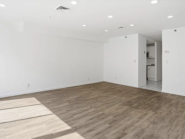 100 Cuttermill Rd #4M — Photo 6