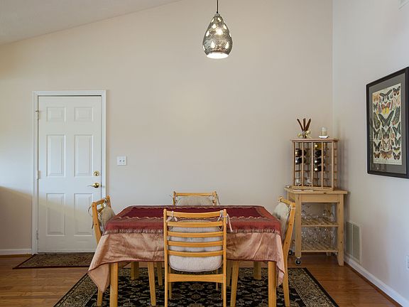 4th image of 244 Emerald Dr