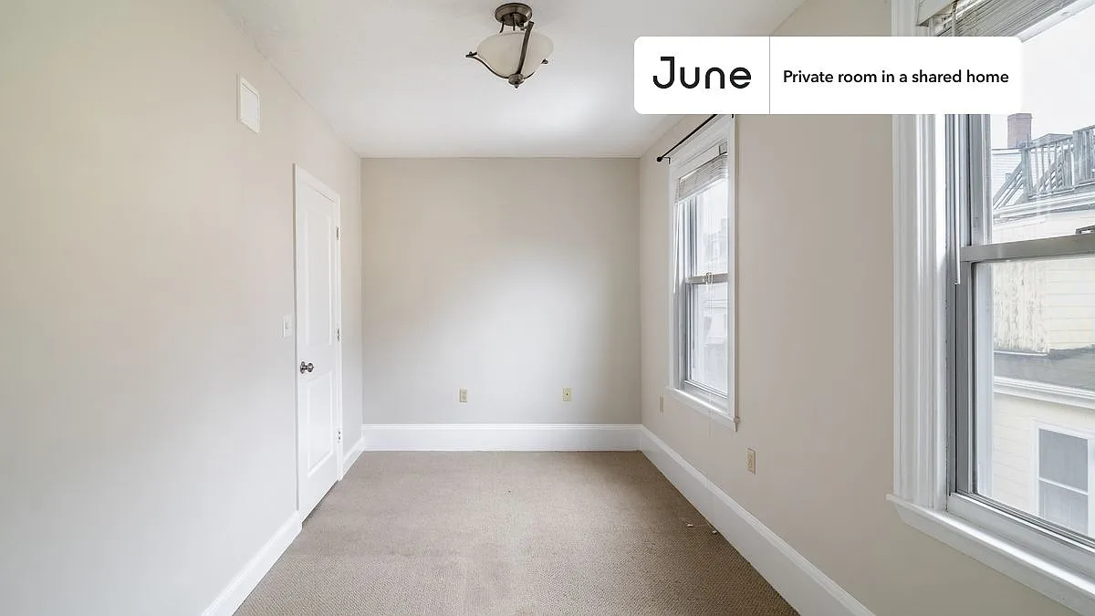 Queen bedroom in 3 bed/1 bath home in Somerville #1668 B — Photo 3