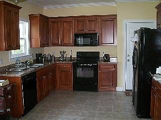 Kitchen with microwave, smooth
