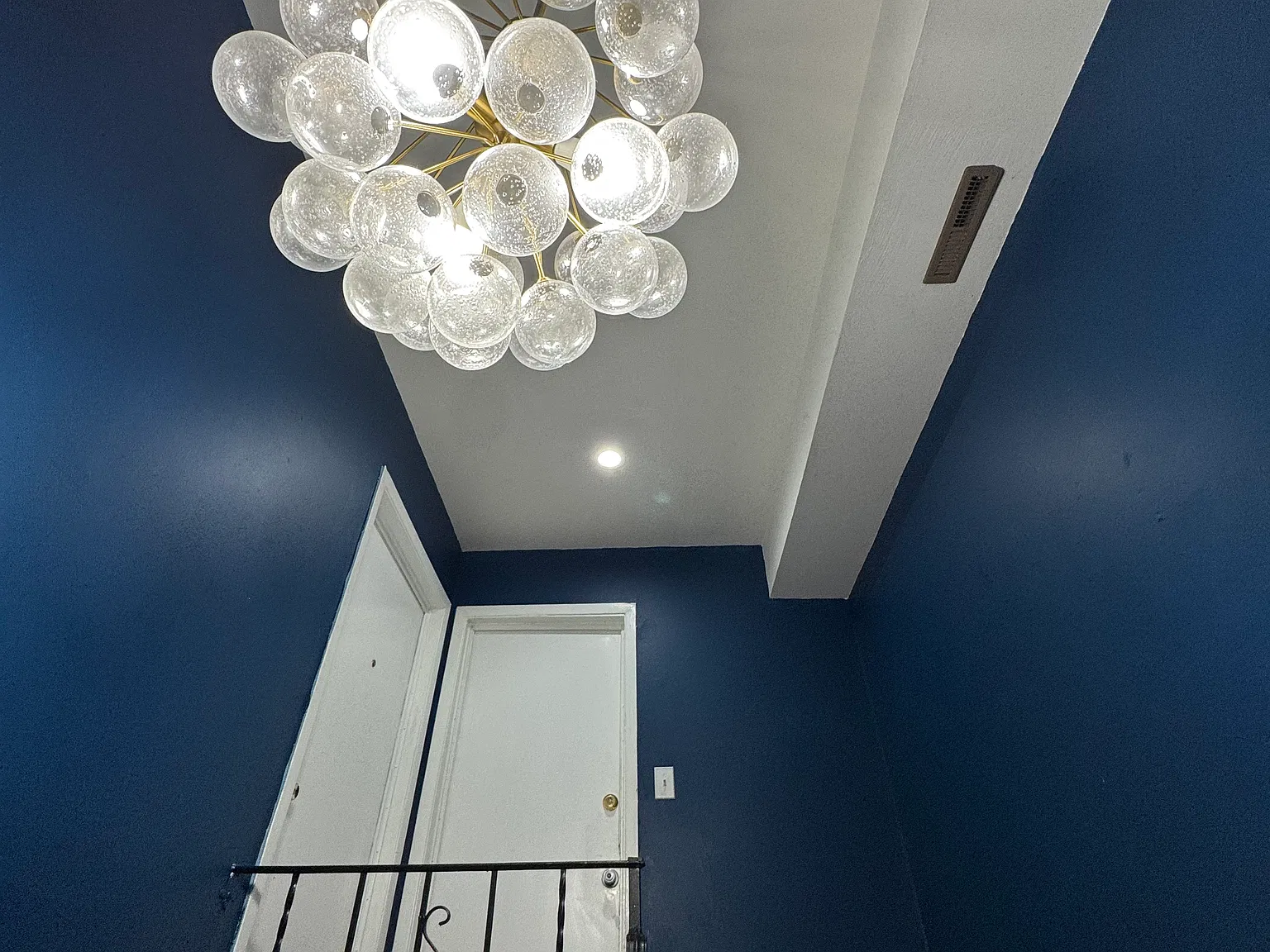 3 bed, 1200 sqft, $2,200 — Photo 2