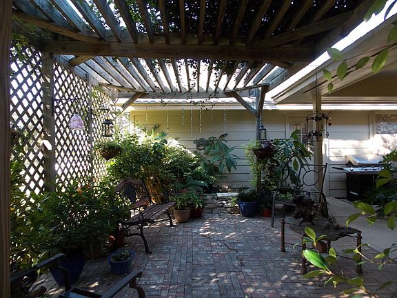 4th image of 1057 Wesley Ln