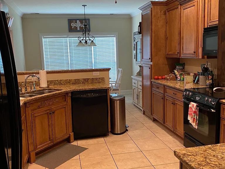 Eat-in kitchen