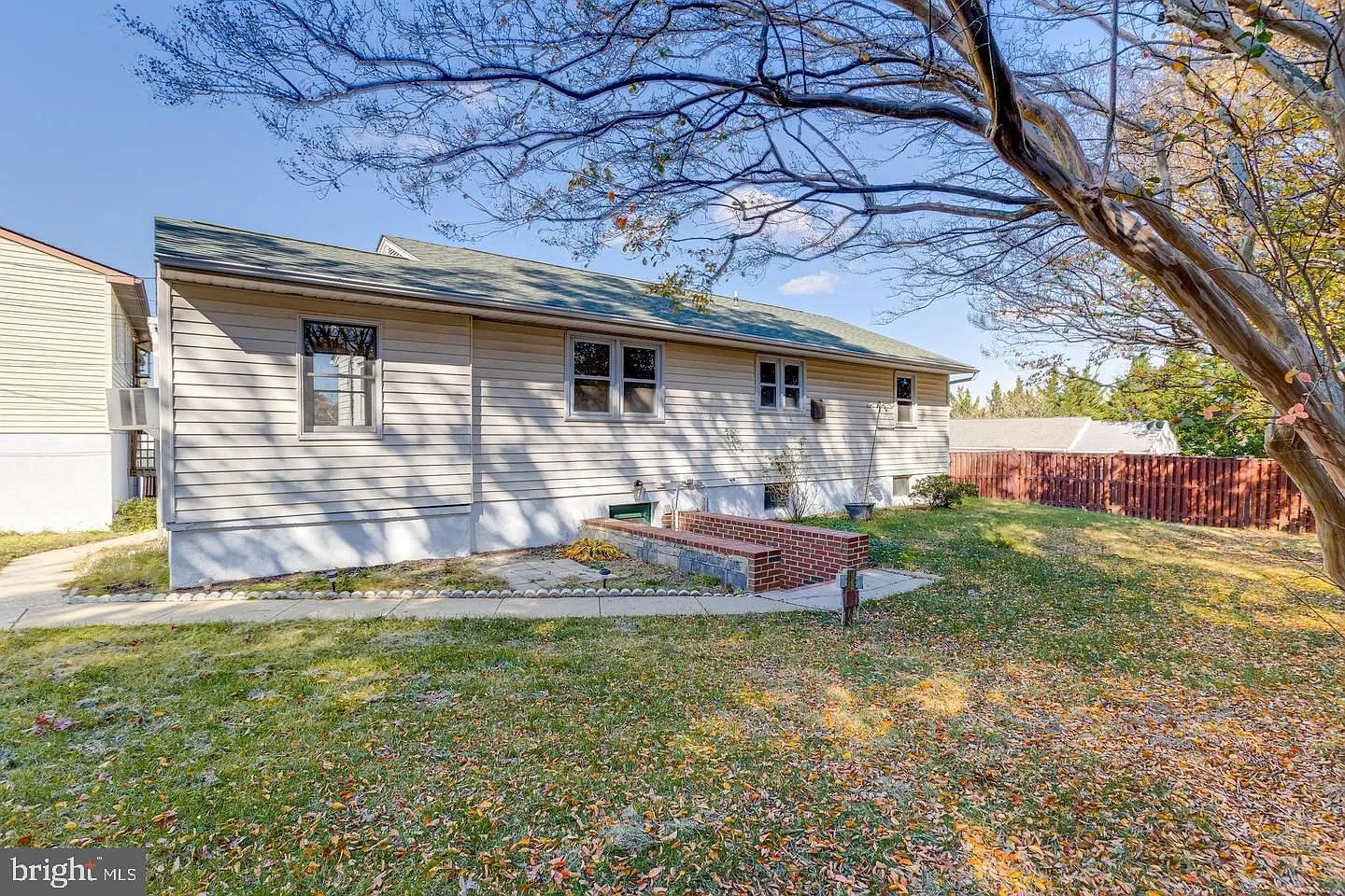 3 bed, 1.0 bath, 1190 sqft, $2,300 — Photo 2